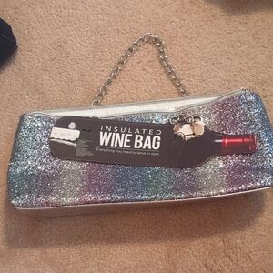 Insulated wine bag with zipper